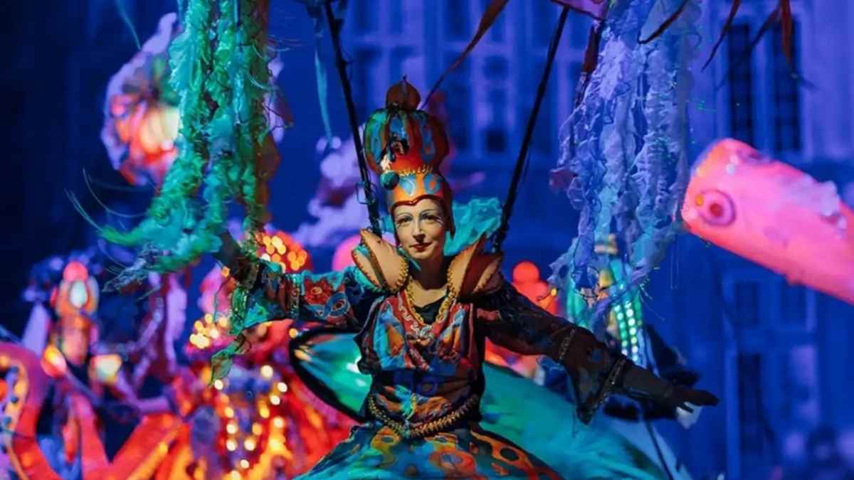 Desfile de Carnaval en Rivas Vaciamadrid con disfraces coloridos y ambiente festivo