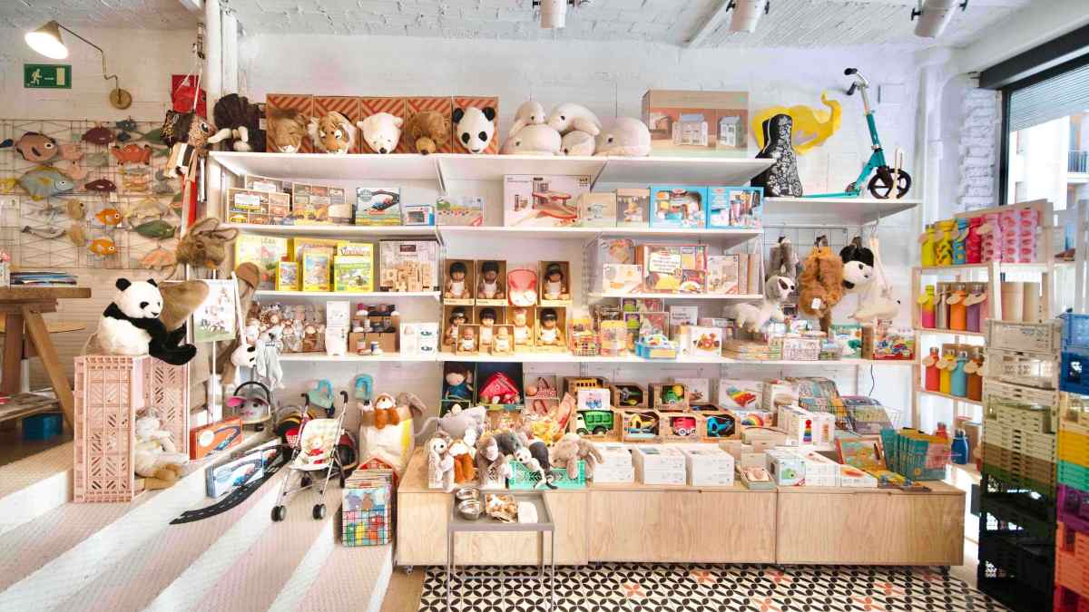 Interior de una juguetería de Madrid con estanterías llenas de juguetes antes de su cierre y liquidación total