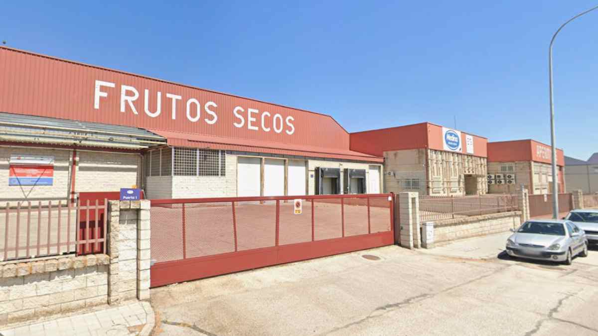 Fachada de la planta de Frutos Secos Medina en Móstoles cerrada tras afectar a más de 100 trabajadores
