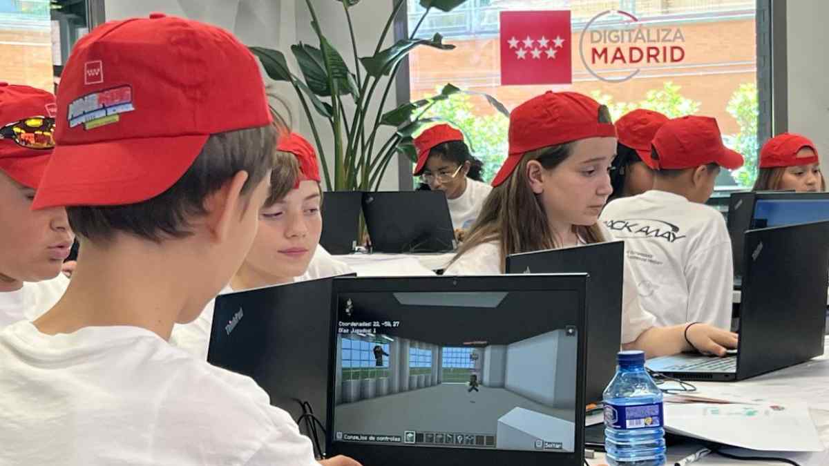 Alumnos de Primaria de Madrid participan en la Liga Intermunicipal de Minecraft en un aula digital
