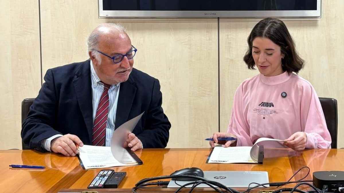 Firma del convenio entre la DGT y TRIBBU para impulsar el proyecto 28027 Comparte coche