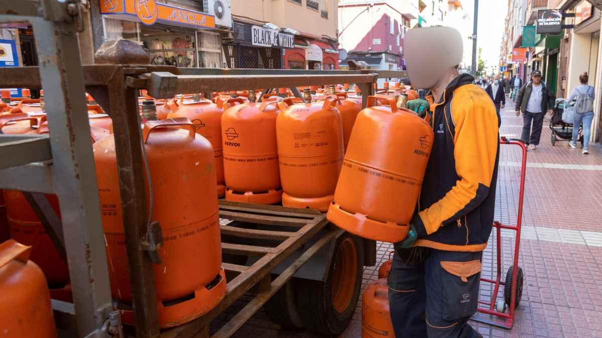 Repartidor cargando bombonas de butano a domicilio tras la sentencia del Supremo