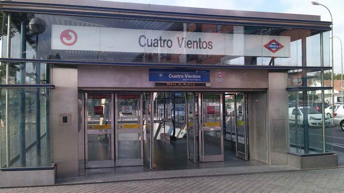Entrada a la estación de Metro de Cuatro Vientos, donde conectarán las líneas 10 y 11 tras la ampliación prevista por la Comunidad de Madrid