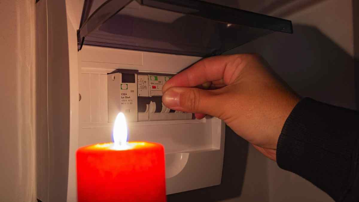 Corte de luz en Madrid con cuadro eléctrico bajado durante un apagón programado