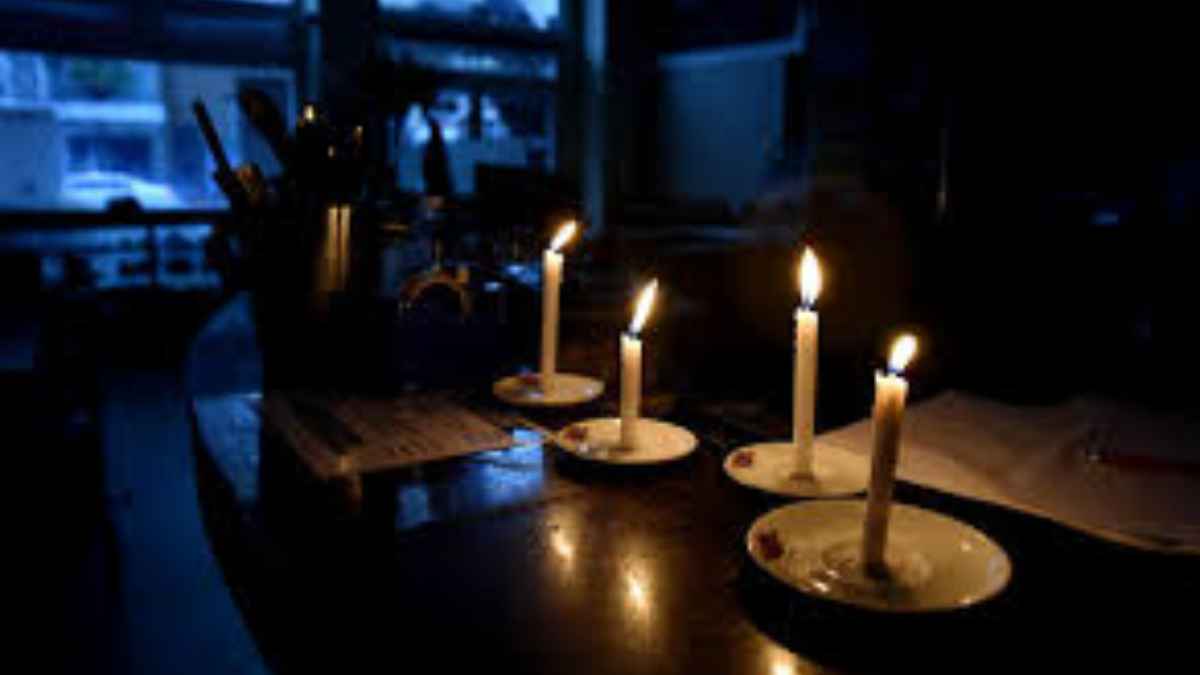 Velas encendidas durante un corte de luz en una vivienda de Madrid