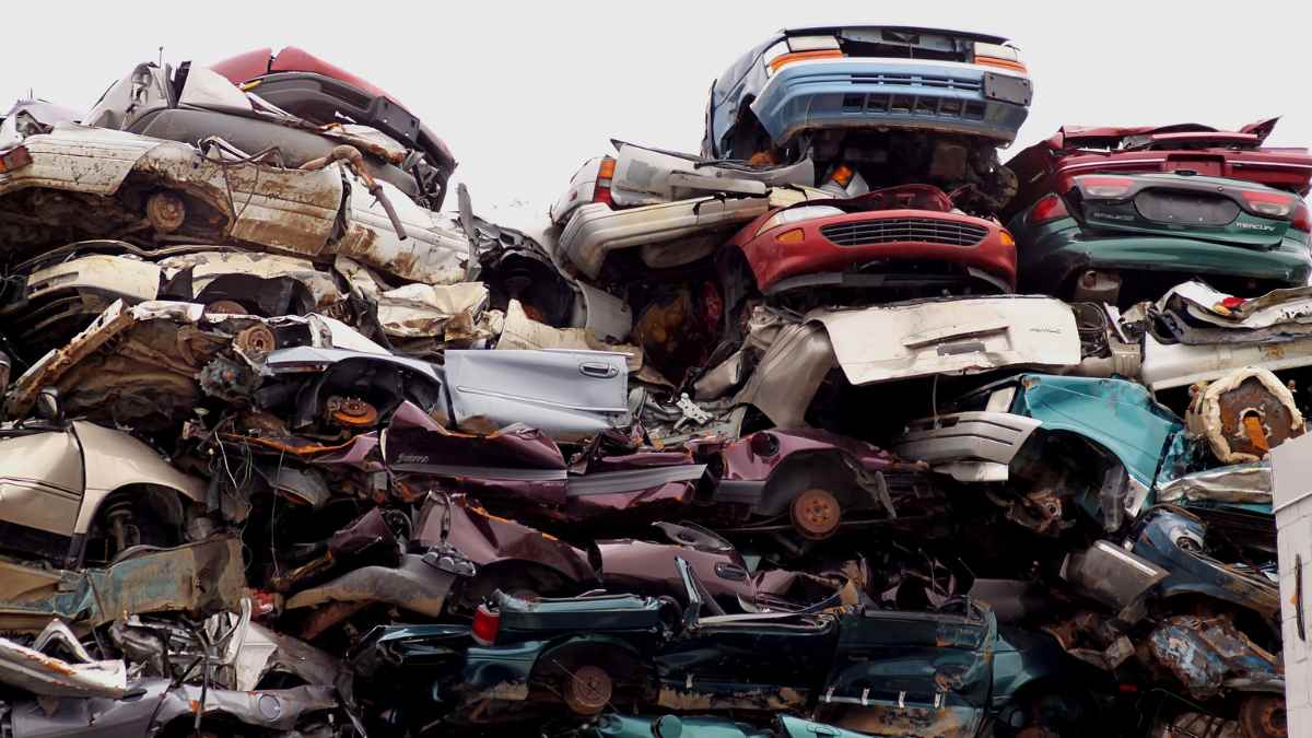 Coches viejos apilados en un desguace para su reciclaje como chatarra y acero industrial