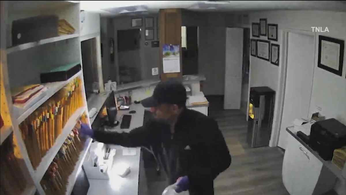 Persona revisando documentación en un centro médico durante una investigación laboral por despido disciplinario