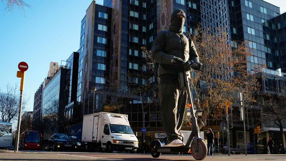 Usuario circulando en patinete eléctrico tras el anuncio de la DGT sobre el seguro obligatorio en 2026