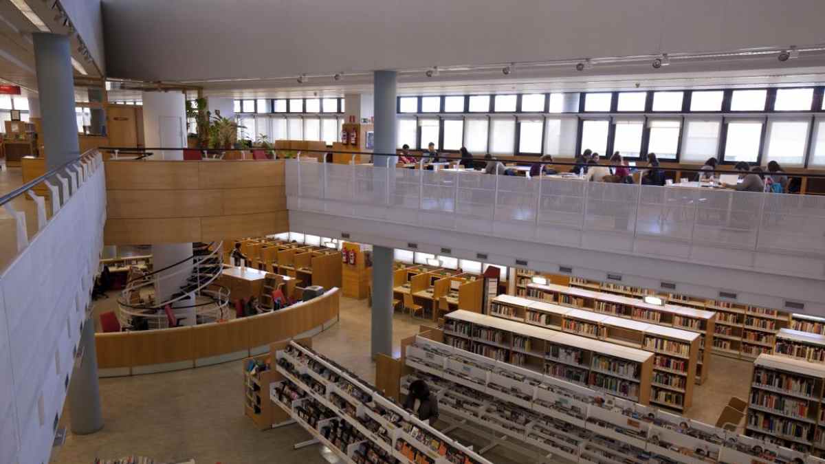 Sala de lectura de una biblioteca pública de Madrid abierta con horario ampliado durante los exámenes de febrero