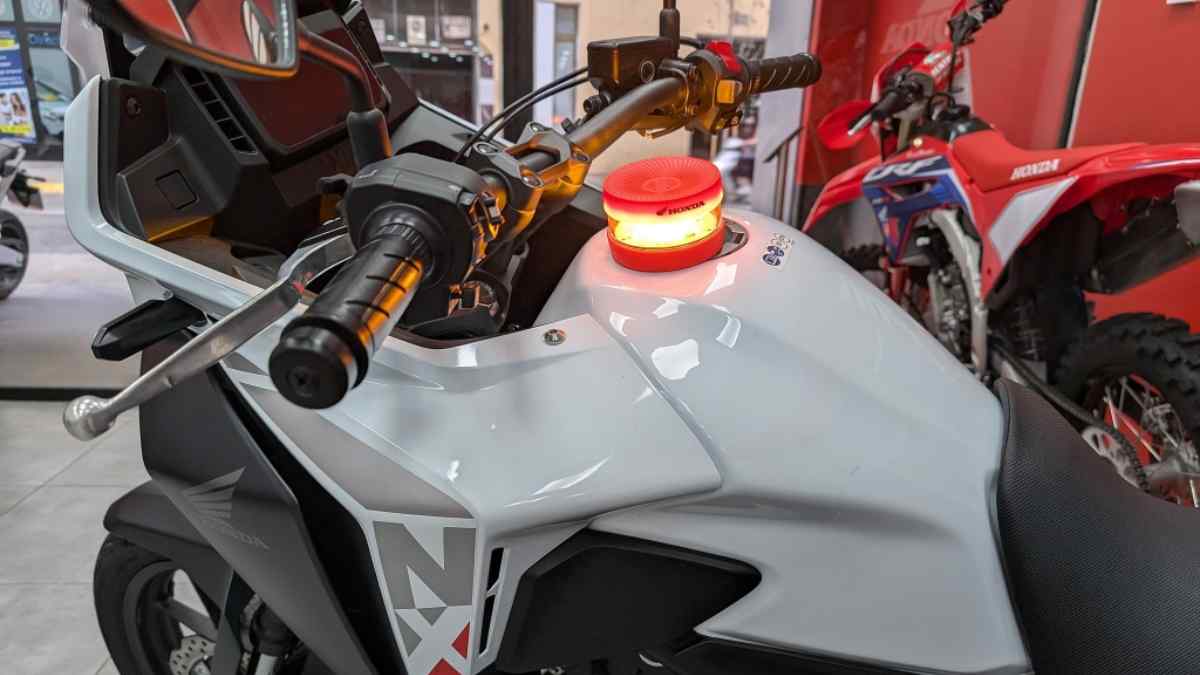 Baliza V16 colocada sobre una motocicleta en relación con el bulo sobre su obligatoriedad según la DGT