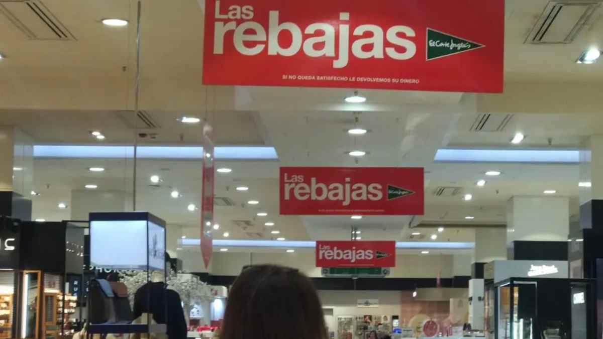 Carteles de las rebajas de invierno en El Corte Inglés dentro de una tienda