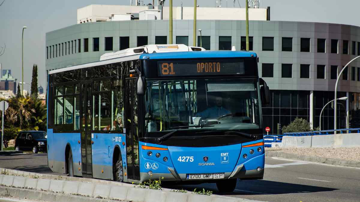 Autobús de la EMT en el Hospital 12 de Octubre tras la ampliación de líneas y nuevas cabeceras