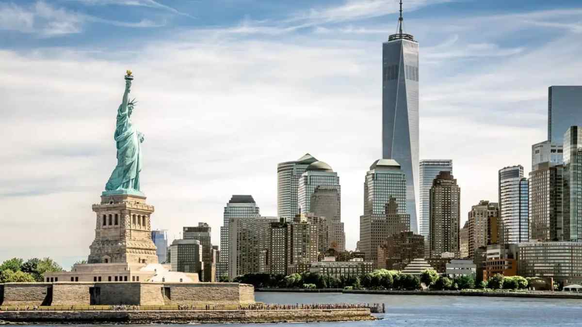 Estatua de la Libertad y skyline de Nueva York, uno de los destinos en oferta de Iberia para viajar en 2026