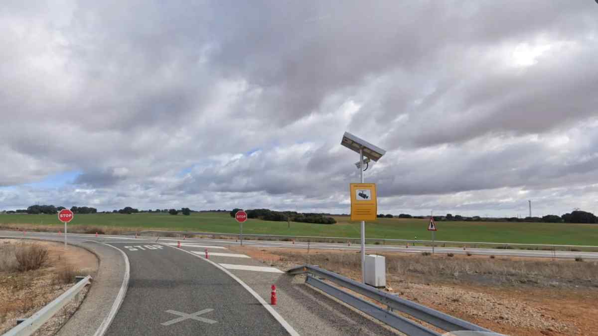 Cámara de la DGT que controla el cumplimiento del stop y sanciona sin necesidad de exceso de velocidad