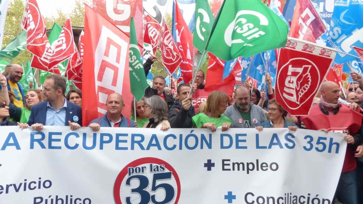 Manifestación de funcionarios reclamando la jornada laboral de 35 horas semanales