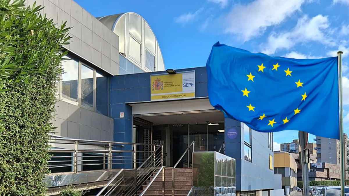 Oficina del SEPE con bandera de la Unión Europea relacionada con el subsidio para mayores de 52 años