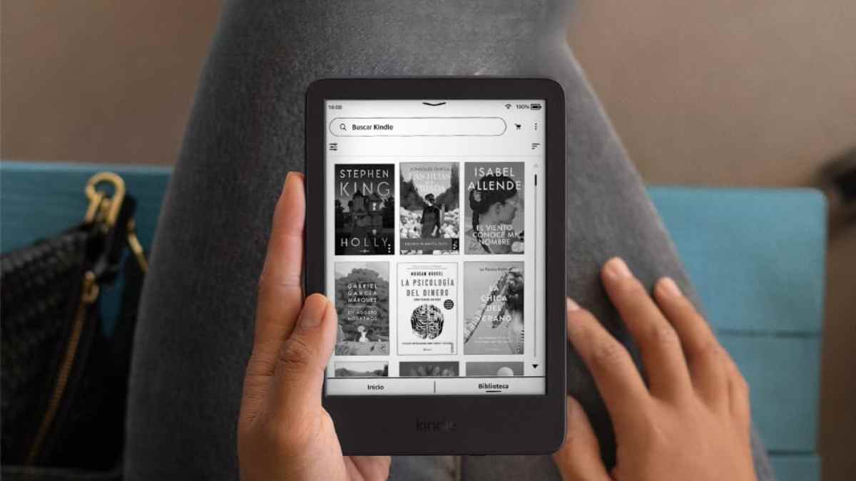 Persona leyendo en un Kindle de última generación con pantalla de tinta electrónica