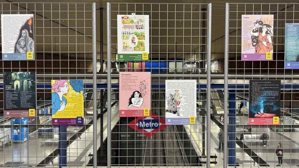 Carteles de Libros a la Calle con fragmentos literarios en una estación del Metro de Madrid