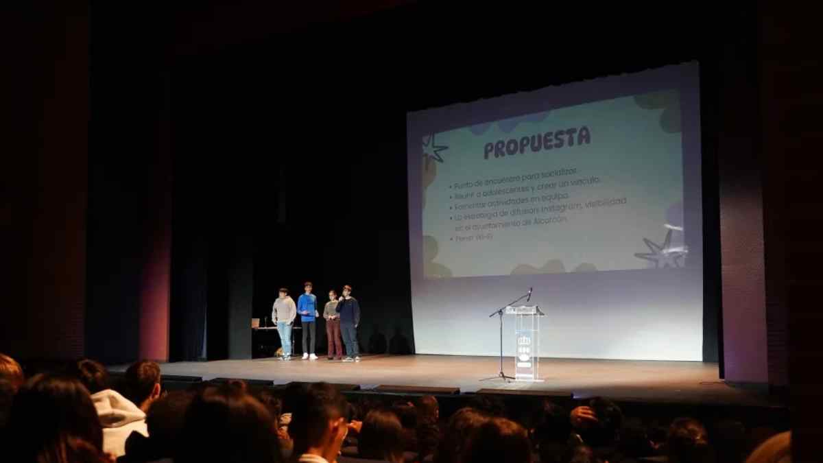 Alumnos de 4º de ESO presentan propuestas contra la desinformación en un programa educativo en Alcorcón