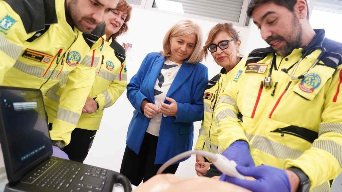 Técnicos de SAMUR prueban ecógrafo avanzado en una ambulancia durante una demostración sanitaria en Madrid