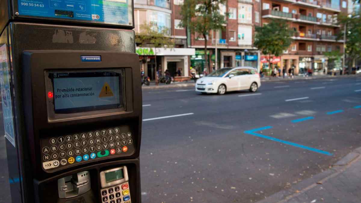 Parquímetro del SER en una calle de Madrid donde se prevé ampliar el horario nocturno y en festivos