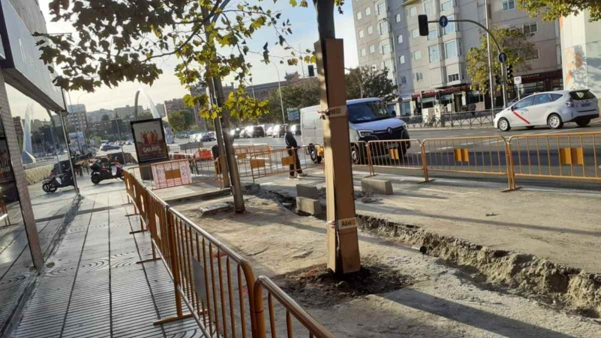 Obras en la calle Alcalá de Madrid con vallas y aceras levantadas entre Cibeles y la Puerta de Alcalá