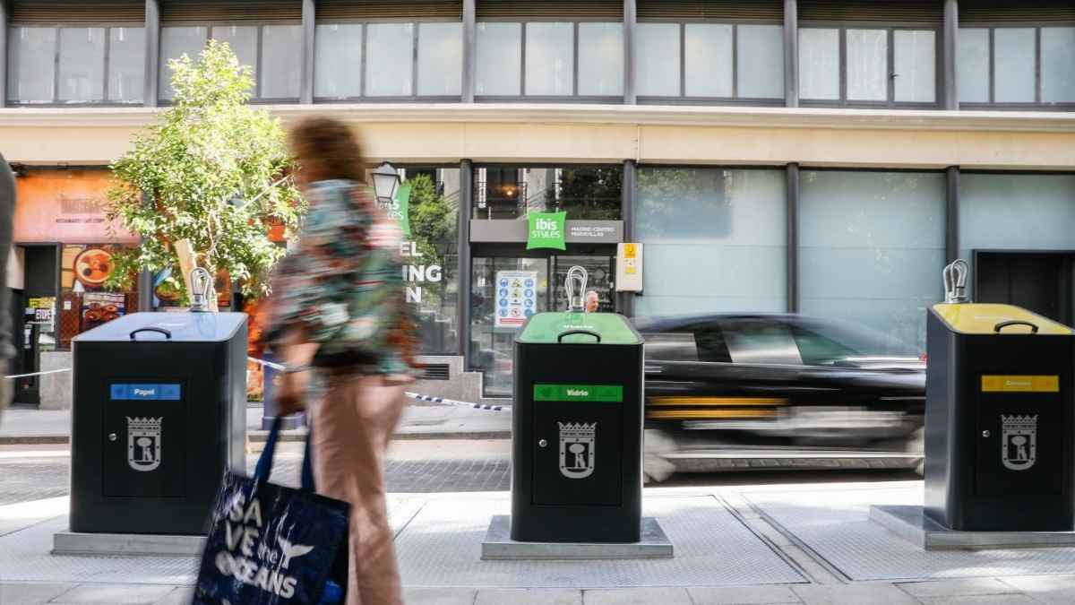 Contenedores de reciclaje en Madrid por la nueva tasa de basuras que se aplicará en 2026