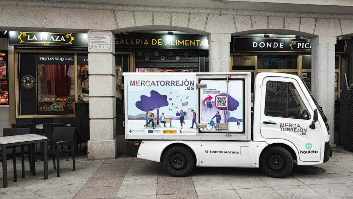 Vehículo de reparto de MercaTorrejón para compras online en el comercio local con entrega gratuita