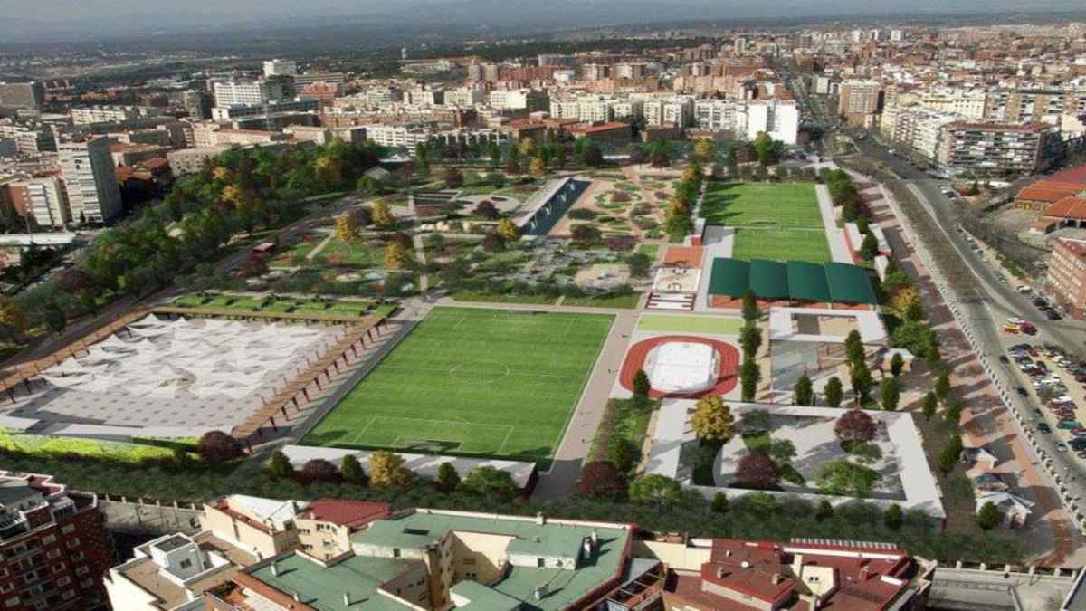Vista aérea del complejo deportivo Milla Canal en Chamberí, Madrid, que será reformado con una playa urbana y nuevas instalaciones.