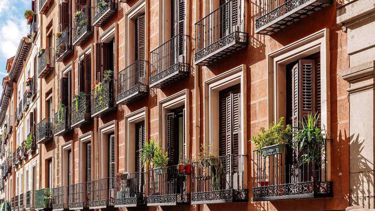 Fachada de edificios residenciales afectados por las nuevas multas a pisos turísticos en comunidades de vecinos