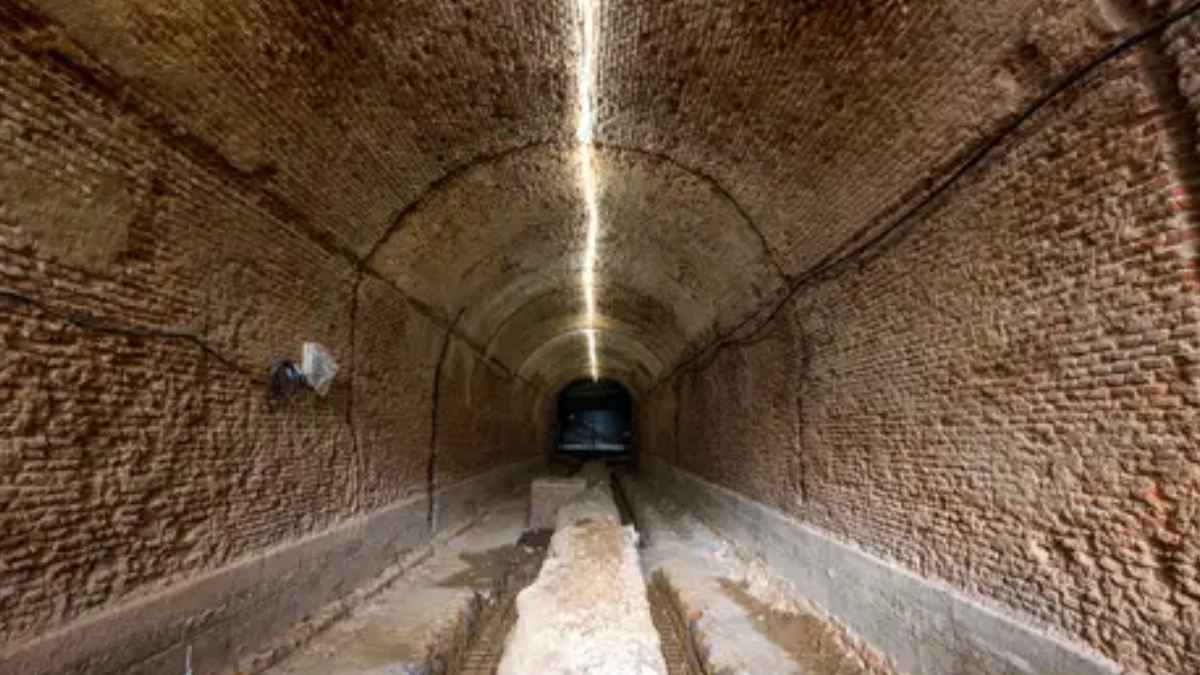 Túnel secreto rehabilitado entre el Palacio Real y la Casa de Campo en Madrid, con bóveda de ladrillo e iluminación.