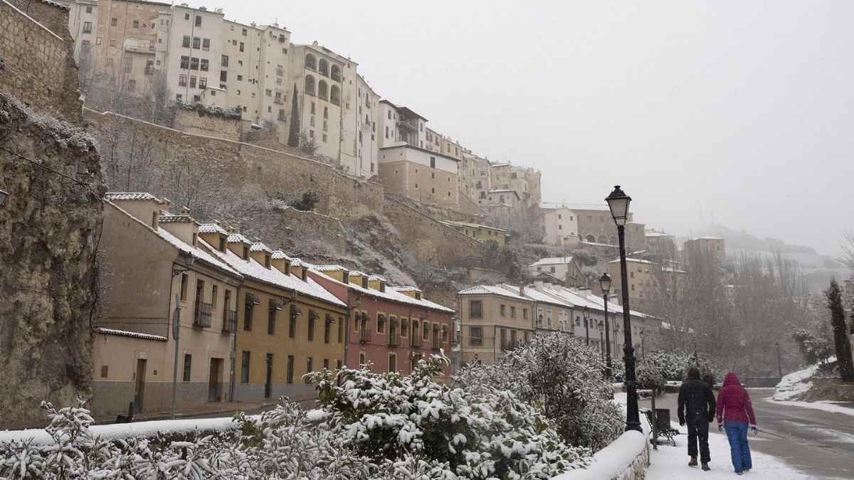 Nevadas en una ciudad de la Comunidad de Madrid tras la bajada de la cota de nieve durante el fin de semana