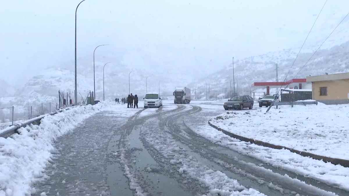 Carretera nevada en la Sierra de Madrid con tráfico afectado por las nevadas del jueves
