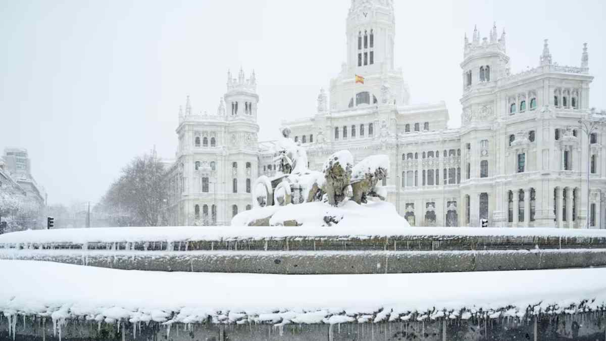Nevada en Madrid en la Plaza de Cibeles durante la víspera de Reyes por la borrasca Francis