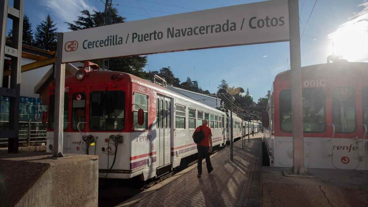 Tren de la línea C-9 de Cercanías en Cercedilla, afectado por la suspensión del servicio por nieve