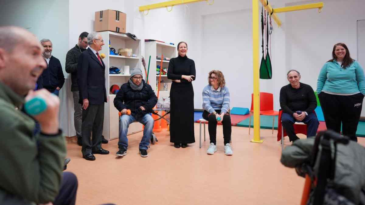 Personas con discapacidad y responsables visitan un centro de día con nuevas plazas para fomentar su autonomía
