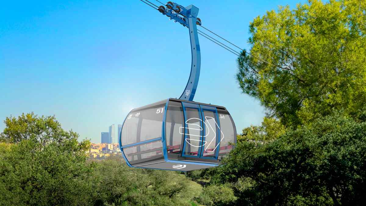 Cabina del nuevo Teleférico de Madrid tras la reforma, sobre la Casa de Campo.