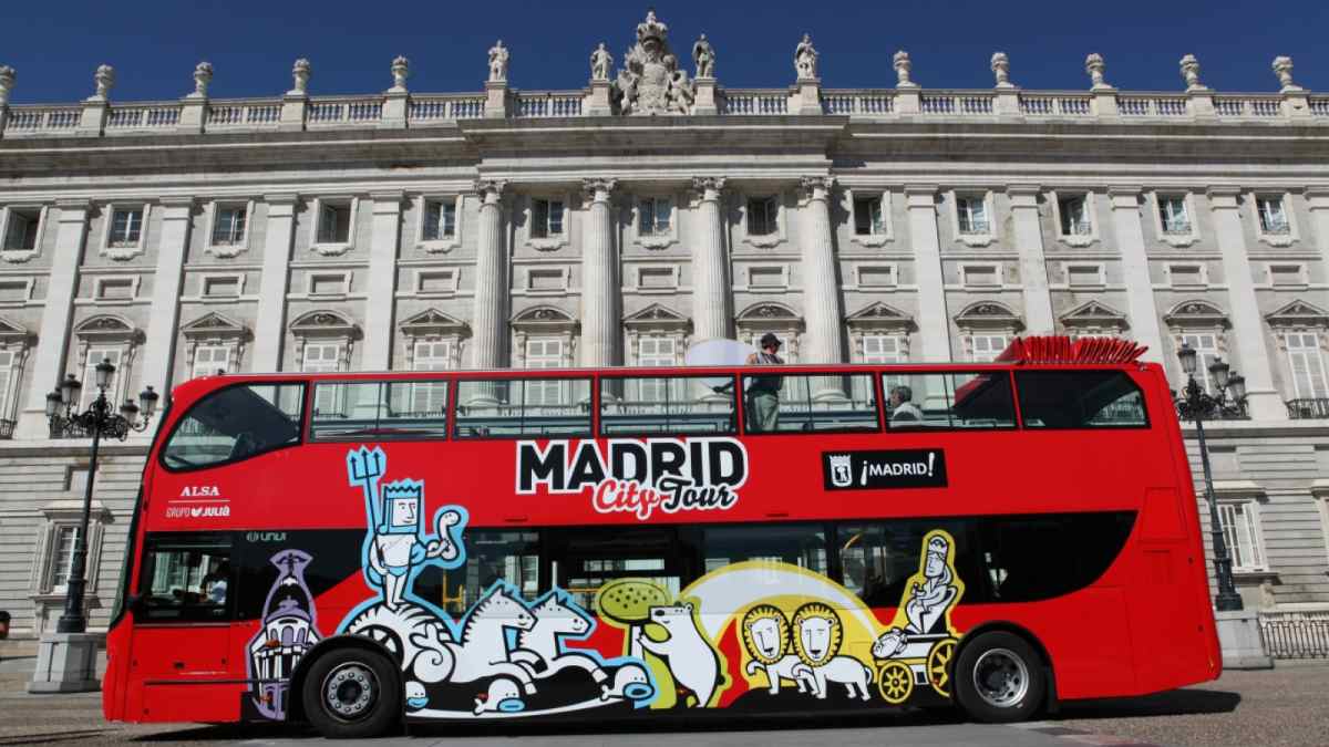 Autobús turístico de Madrid de dos pisos frente al Palacio Real
