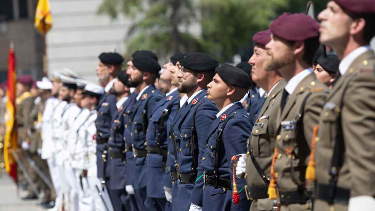 Militares del Ejército de Tierra, Armada y Ejército del Aire en formación durante un acto oficial