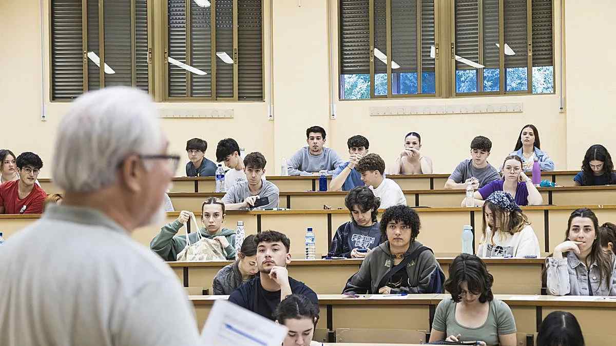 Estudiantes realizando un examen de la PAU en Madrid durante una prueba escrita