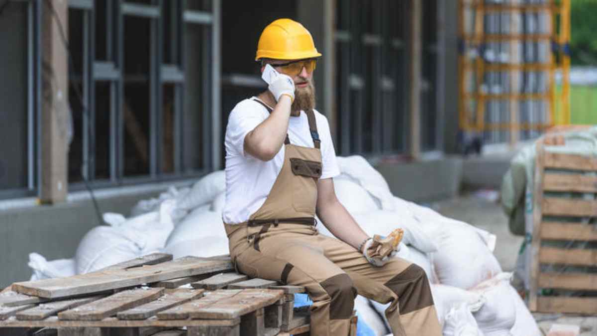 Trabajador sentado durante la pausa del bocadillo en una obra, contexto de accidente laboral reconocido por el tribunal.