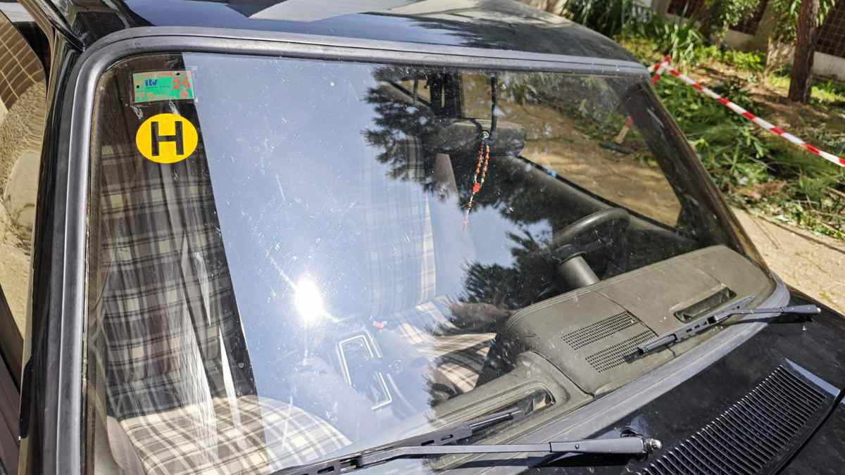 Pegatina H de la DGT en el parabrisas de un coche histórico