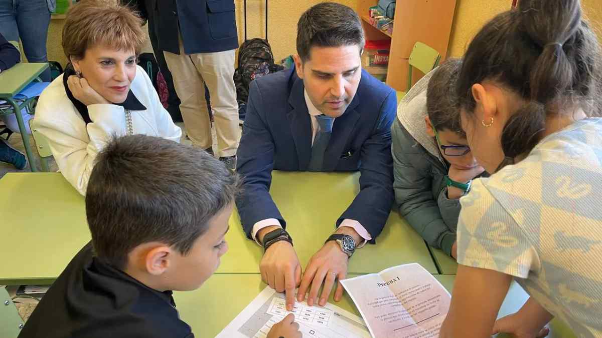 Docentes y alumnos de Primaria participan en una actividad de cálculo mental en un colegio público de Madrid