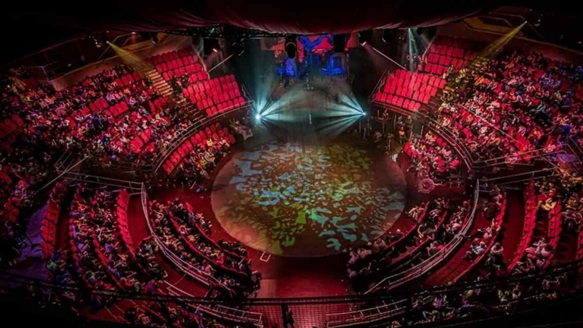 Interior del Teatro Circo Price durante una función con el público rodeando la pista central