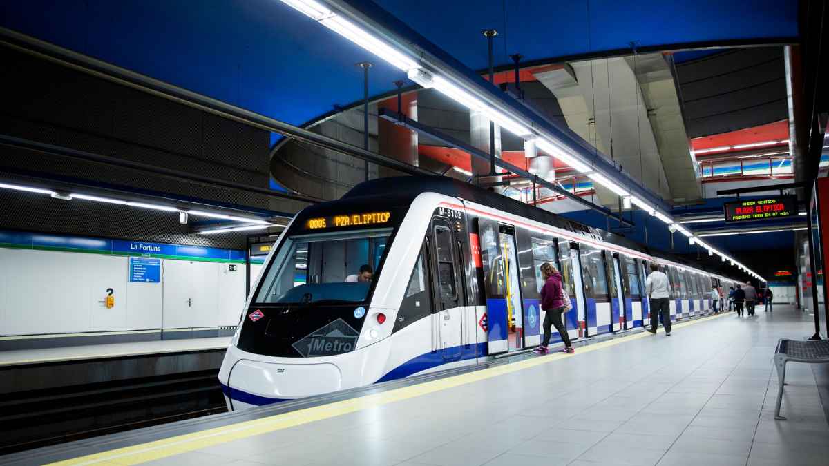 Tren del Metro de Madrid en estación con viajeros que pueden solicitar justificante por retraso tras una incidencia en el servicio