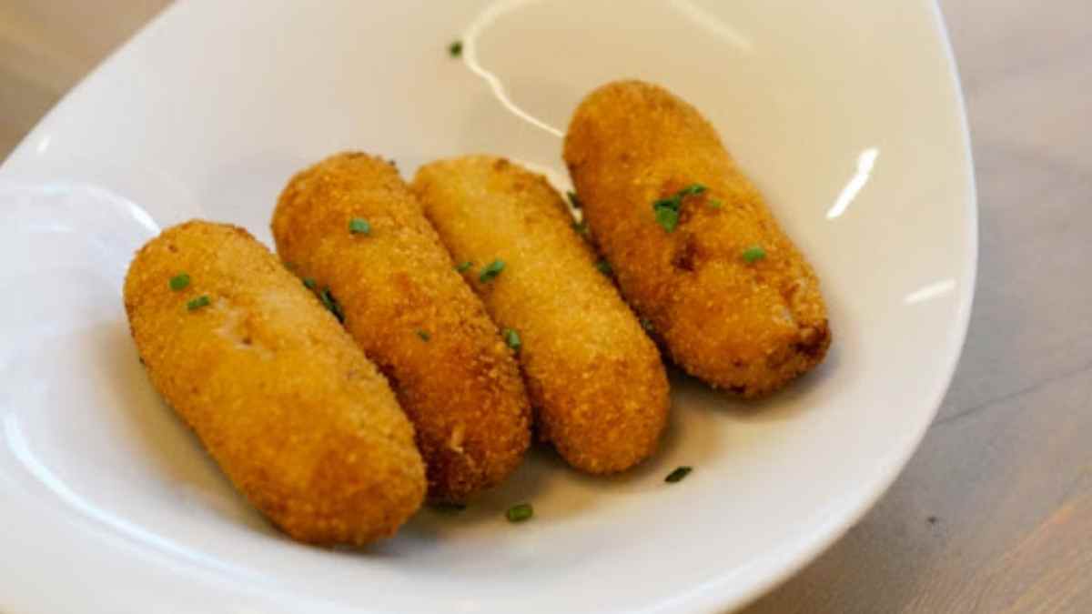 Croquetas caseras servidas en un plato durante el reparto de 4.000 croquetas gratis en Madrid