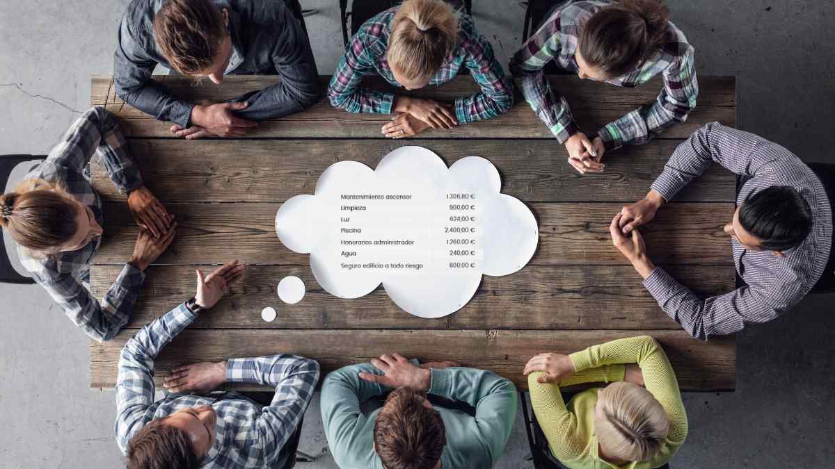 Reunión de vecinos en una comunidad de propietarios para debatir asuntos según la Ley de Propiedad Horizontal