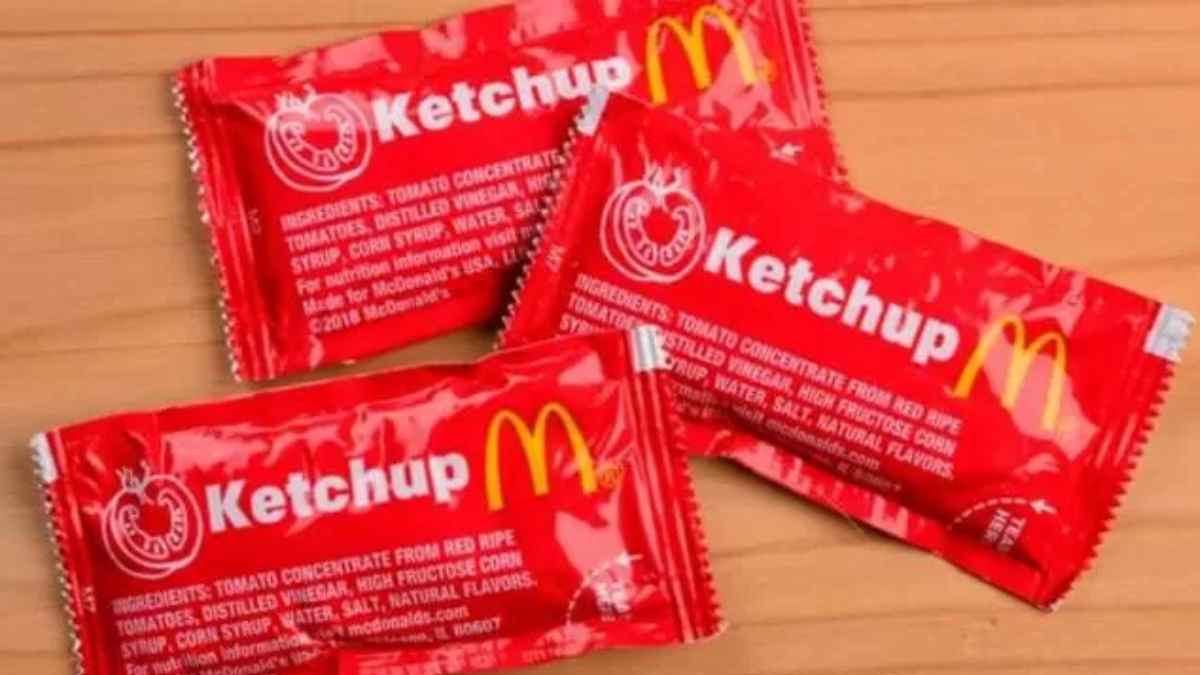 Sobres de ketchup de un solo uso en restaurantes que desaparecerán por la normativa europea