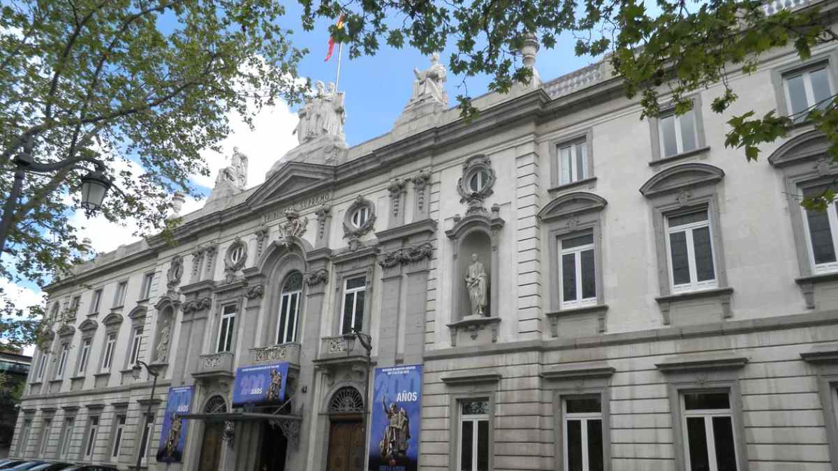 Fachada de un tribunal de justicia en un caso del SEPE por retirada del paro