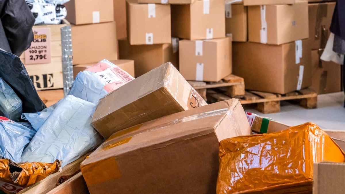 Paquetes perdidos apilados en la tienda pop-up de intu Xanadú